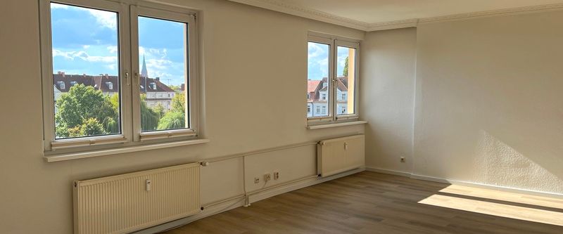 Lichtdurchflutete Dachgeschosswohnung mit Heidensee-Blick und neuer Einbauküche in 19055 Schwerin - Foto 1