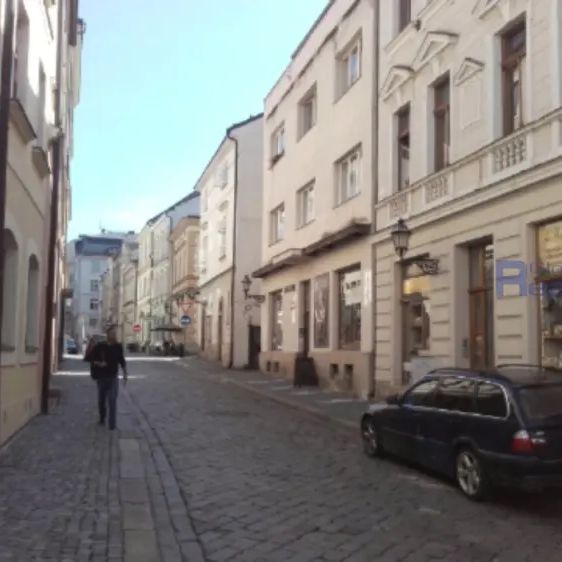 Pronájem zrekonstruovaného bytu 2+kk v historickém centru HK - Photo 1