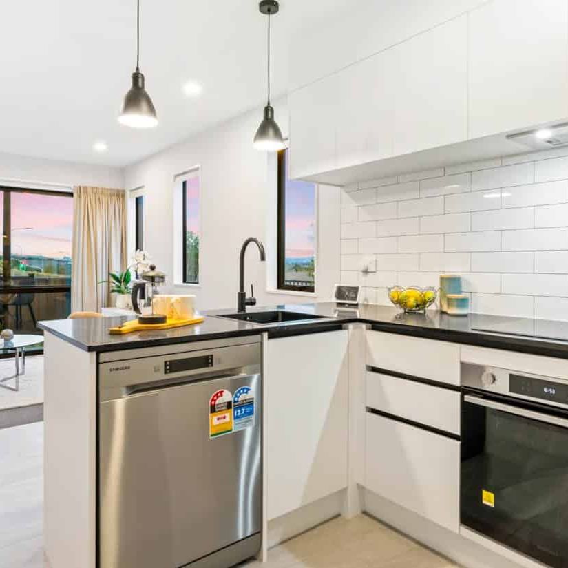 Modern 2-Bedroom Duplex with Study - Family-Friendly & Handy Location - Photo 1