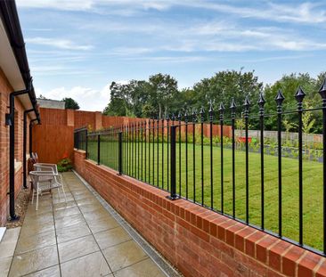 A ground floor two bedroom apartment in a newly converted gated dev... - Photo 4