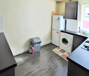 3 bedroom flat to rent - Photo 4