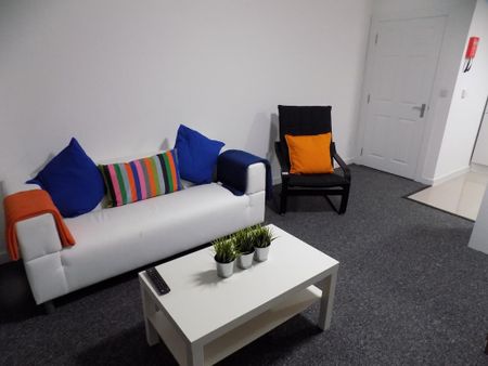 1 bedroom in a flat share to rent - Photo 2
