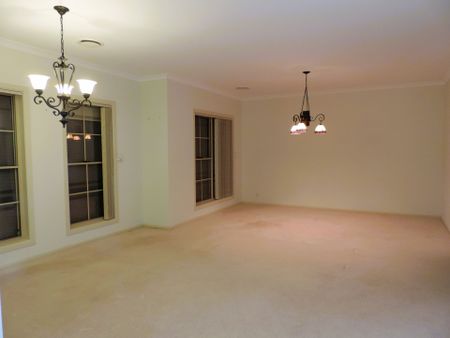 Good size family home to move into and enjoy! - Photo 2