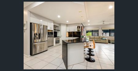 Executive 4 Bedroom home with Media Room and Pool - Photo 4