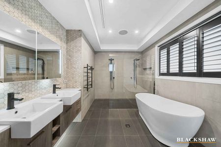 Executive Family Luxury in the Heart of Googong - Photo 4
