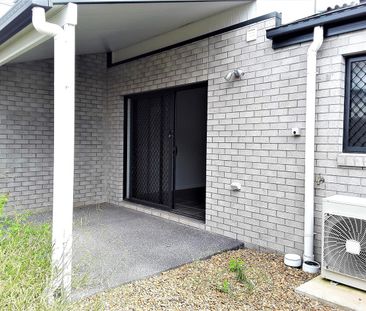 STUNNING 3 BEDROOM TOWNHOUSE IN MANGO HILL WITH POOL IN COMPLEX - Photo 2