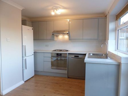 3 bedroom semi-detached house to rent - Photo 2