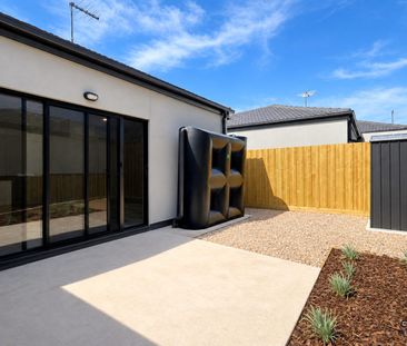 Stylish 3-Bedroom Townhouse - Photo 5
