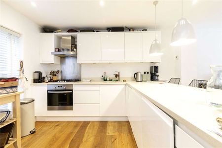 A refurbished two bedroom split level maisonette in the heart of Islington. - Photo 2