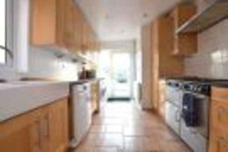 4 bedroom semi-detached house to rent - Photo 5