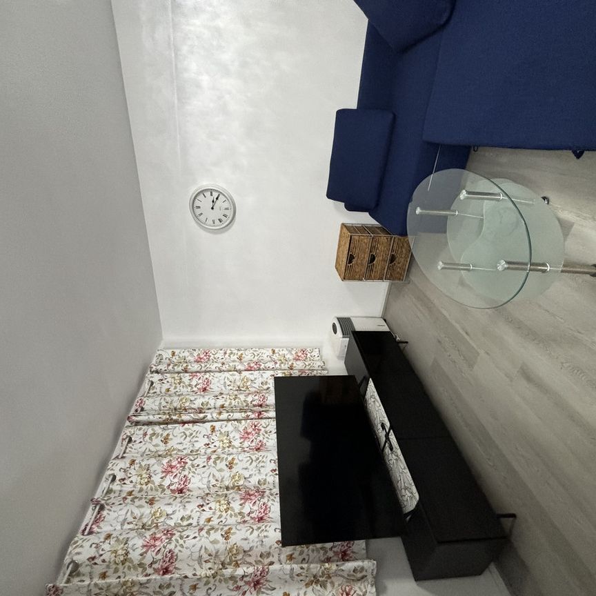 Easy, Stylish Living in Guildford - Photo 1