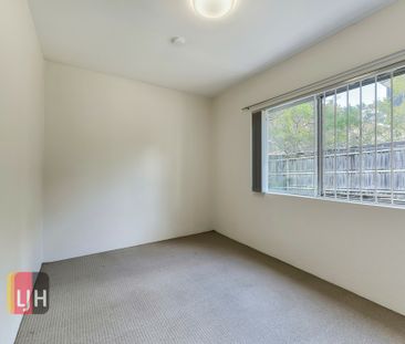 CENTRALLY LOCATED, 3 BEDROOM UNIT WITH A/C! - Photo 4