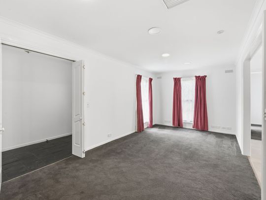 FULLY RENOVATED AND MOVE IN READY ! - Photo 1