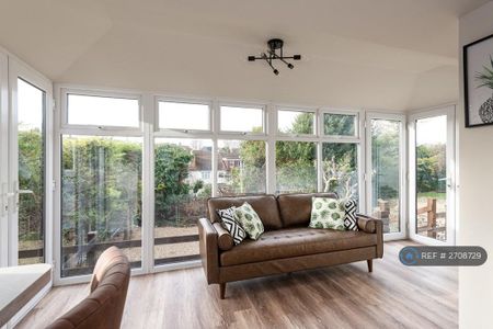 1 bedroom in a house share to rent - Photo 2