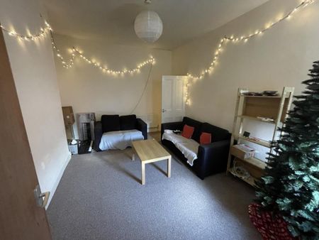 3 bedroom flat to rent - Photo 4