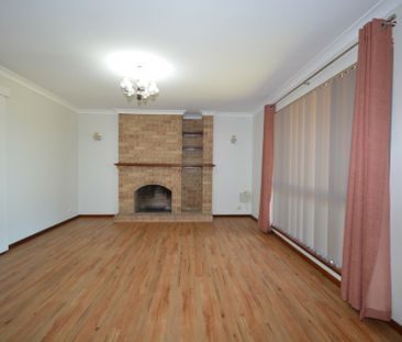 Large Family Home - Freshly Painted in Prime Halls Head Location! - Photo 3