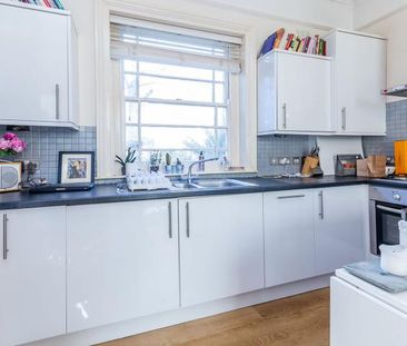 Spacious one bedroom set in period conversion - Photo 4