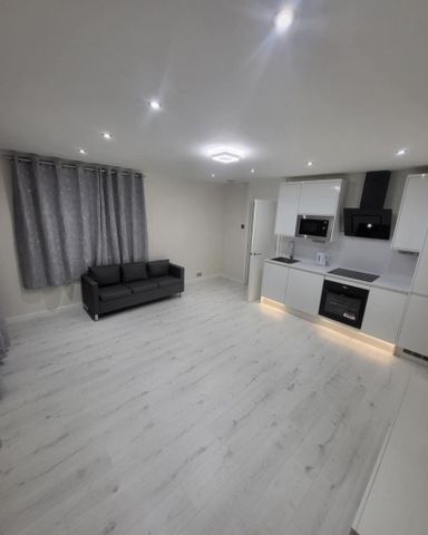 1 bedroom in a flat share to rent - Photo 4