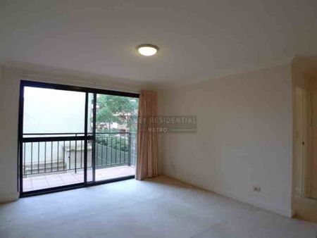 Charming One Bedroom Apartment With Paints & Carpets - Photo 5