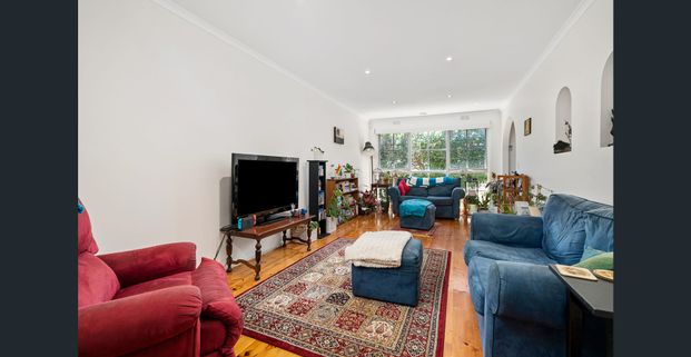 Quiet and spacious living with private courtyard - Photo 1