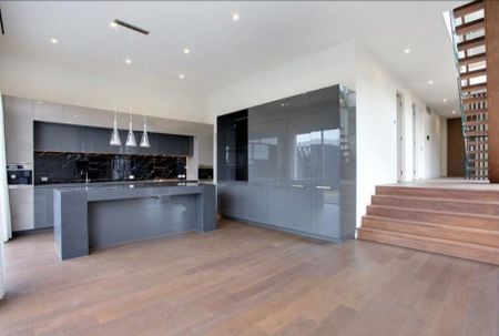 12 Moreton Close, Kew - Photo 5