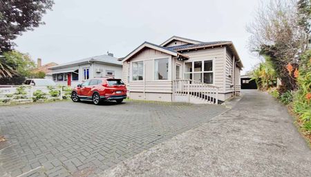 Sunny 5 Bedroom house in the prime location of Takapuna - Photo 2