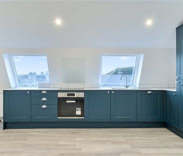 A newly renovated, top floor apartment, located in central Bath. - Photo 3