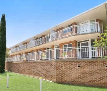 Bright and Spacious Unit in a Convenient Location - Photo 4