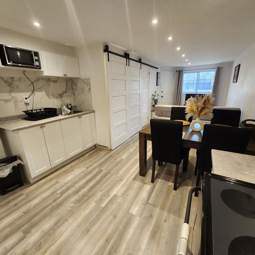 Magnifique logement d' une chambre complètement rénovée et meublée - Tout Inclus. - Photo 1