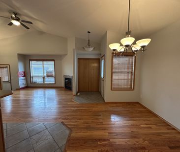 Double Attached Garage, Desirable Rosedale Duplex! - Photo 2