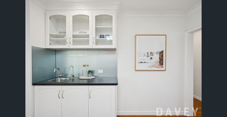 Elegant 4-Bedroom, 2-Bathroom Family Home in Duncraig with Beautiful Pool Views - Photo 3