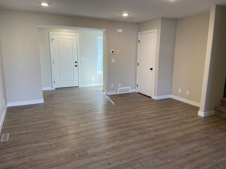 Beautiful 3-Bed Townhouse, Pet-Friendly with Fenced Yard in Aspen Lake - Photo 2