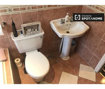 Room for rent in 4-bedroom house in Sandyford, Dublin - Photo 5