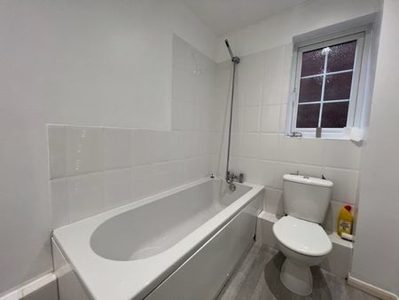 Sandy Lane, Farnborough, GU14 - Photo 5