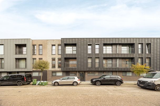 Recent appartement met lift , 2 slaapkamers, terras en PARKTUIN! - Photo 1