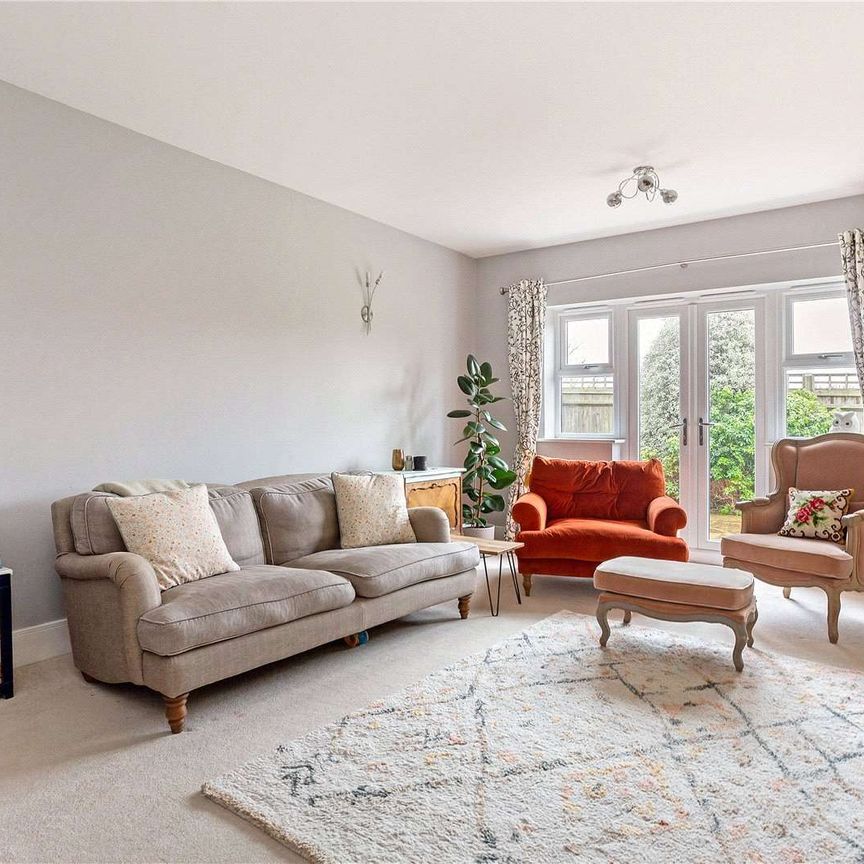 An immaculate five-bedroom semi-detached family home situated on a popular residential cul de sac - Photo 1