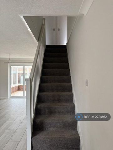 3 bedroom semi-detached house to rent - Photo 2