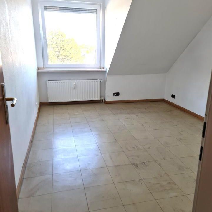 Schöne 4-Zimmer-Wohnung mit Garage in zentraler Lage - Photo 1