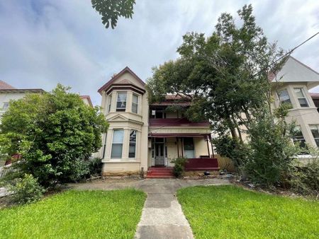 2-Bedroom Unit in a Convenient Location - Photo 2