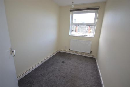 3 bedroom flat to rent - Photo 4