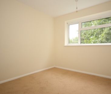 Davos Close, Woking - Photo 5