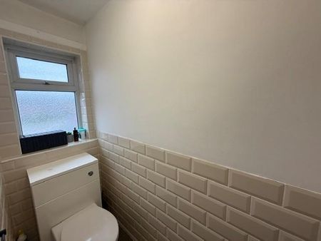 3 bedroom flat to rent - Photo 4