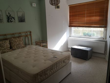 Ground Floor Garden Flat To Let in Greenwich - Photo 3