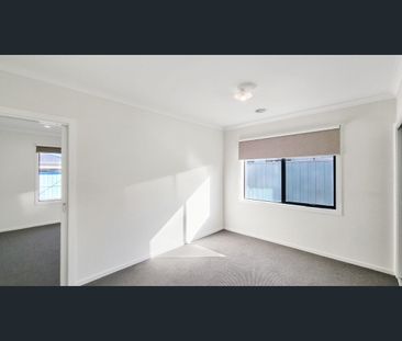 Impressive 4 Bedroom Family Home in Lollipop Estate! - Photo 4