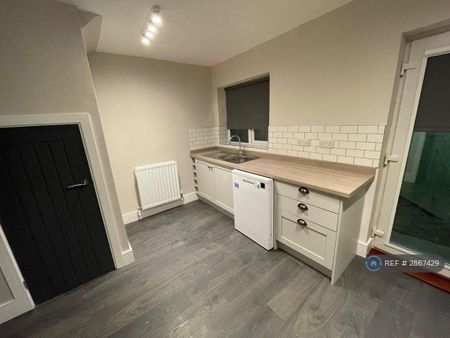 3 bedroom end of terrace house to rent - Photo 4