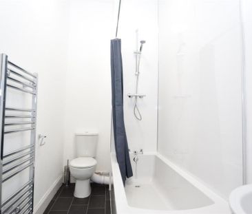 3 bedroom flat to rent - Photo 6