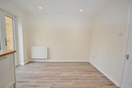 3 bedroom end of terrace house to rent - Photo 3