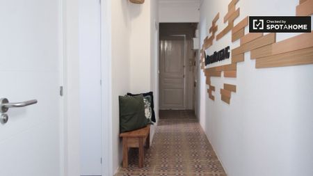 barcelona, Catalonia 08012 - Photo 3