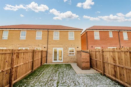 3 bedroom semi-detached house to rent - Photo 2