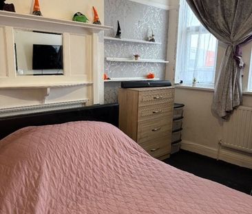 2 Bed Flat, Eastern Avenue, IG2 - Photo 4